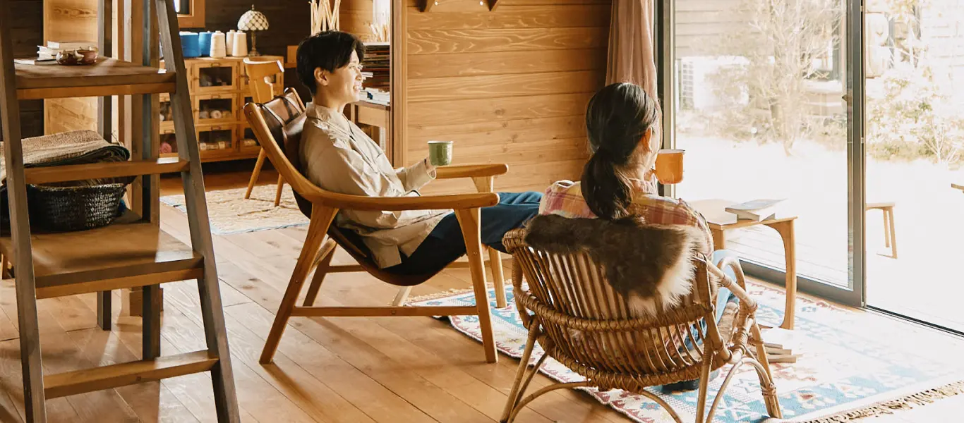 木の家の室内でくつろぐ様子